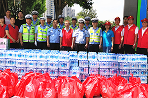 1586594242714221.jpg 匯源集團夏日送清涼活動慰問一線交警.jpg
